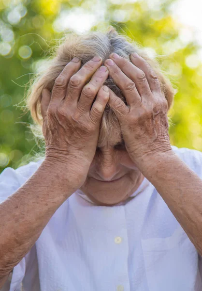 Den Gamla Kvinnan Mormor Har Huvudvärk Selektivt Fokus Natur — Stockfoto