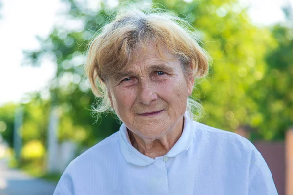 Porträt Einer Alten Frau Auf Der Straße Selektiver Fokus Natur — Stockfoto