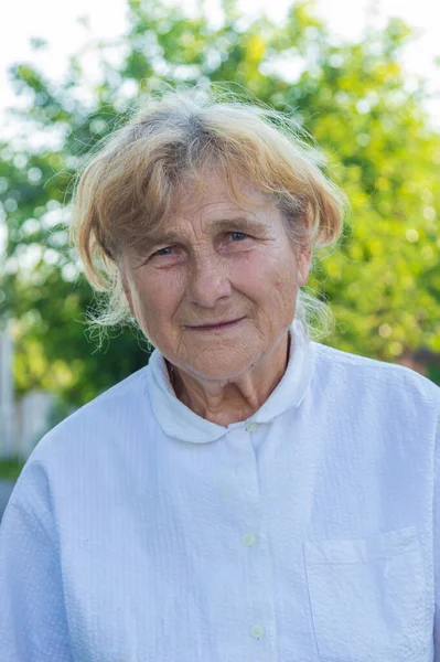 Портрет Пожилой Женщины Улице Выборочный Фокус Природа — стоковое фото