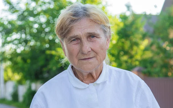 Porträt Einer Alten Frau Auf Der Straße Selektiver Fokus Natur — Stockfoto