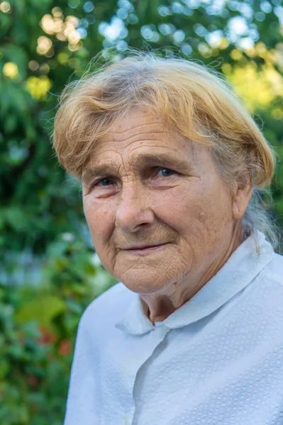 Porträt Einer Alten Frau Auf Der Straße Selektiver Fokus Natur — Stockfoto