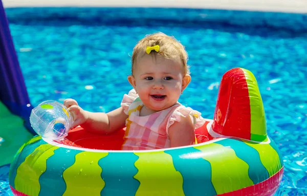 Ребенок Плавает Кругу Бассейне Выборочный Фокус Ребёнок — стоковое фото