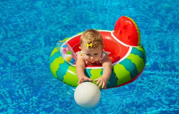 Дитина Плаває Колі Басейні Вибірковий Фокус Дитячі — стокове фото