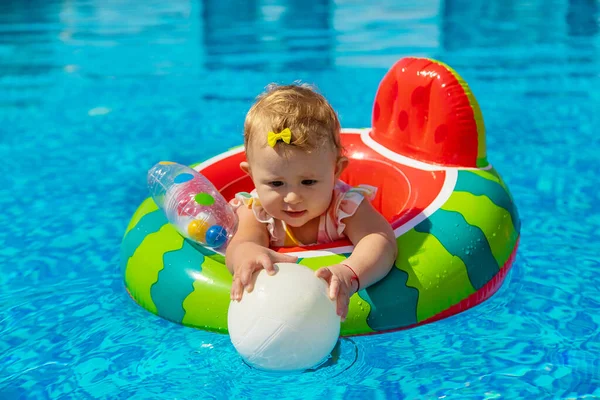 Bebé Nada Círculo Piscina Enfoque Selectivo Niño —  Fotos de Stock