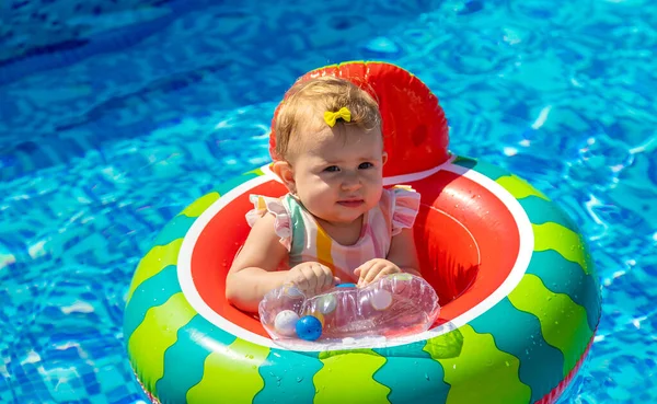Дитина Плаває Колі Басейні Вибірковий Фокус Дитячі — стокове фото