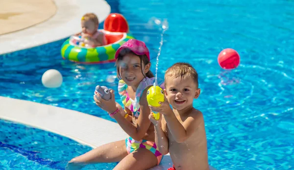 Los Niños Juegan Con Pistolas Agua Piscina Enfoque Selectivo Agua —  Fotos de Stock