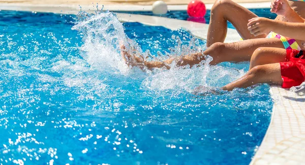 Kinderen Spetteren Hun Voeten Het Zwembad Selectieve Focus Kinderen — Stockfoto