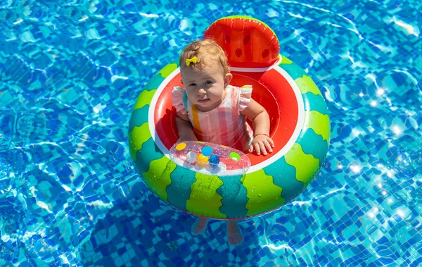 Bambino Bagna Cerchio Piscina Concentrazione Selettiva Bambino — Foto Stock