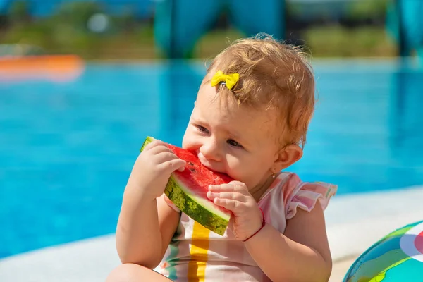 Bébé Mange Une Pastèque Près Piscine Concentration Sélective Les Enfants — Photo