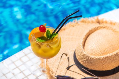 Havuz kenarında güzel bir kokteyl. Seçici odaklanma. İç..