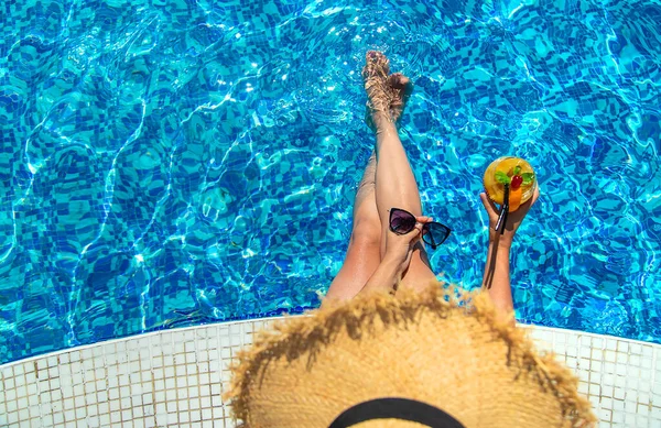 Femme Avec Cocktail Près Piscine Concentration Sélective Buvez — Photo