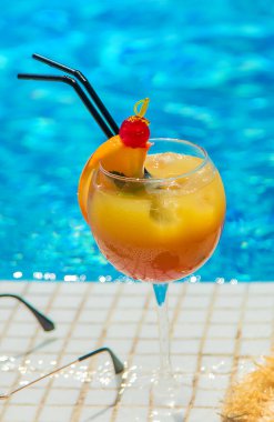 Havuz kenarında güzel bir kokteyl. Seçici odaklanma. İç..