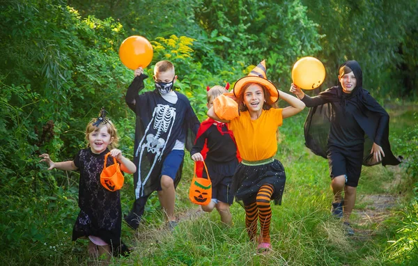 Děti Slaví Halloween Kostýmech Selektivní Soustředění Děti — Stock fotografie