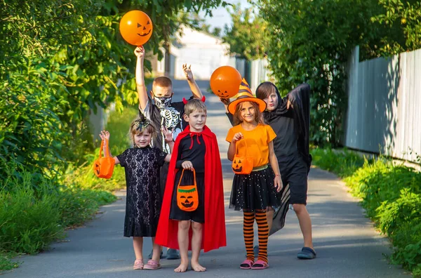 Děti Slaví Halloween Kostýmech Selektivní Soustředění Děti — Stock fotografie