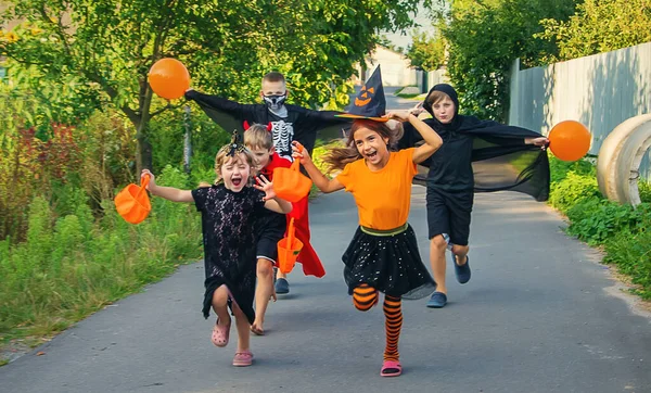 Děti Slaví Halloween Kostýmech Selektivní Soustředění Děti — Stock fotografie