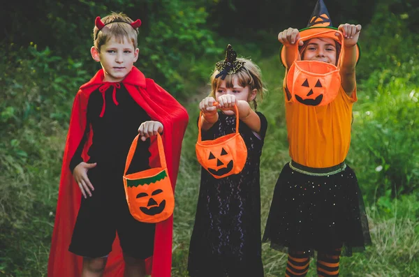 Dzieci Świętują Halloween Ubrane Kostiumy Wybiórcze Skupienie Dzieci — Zdjęcie stockowe