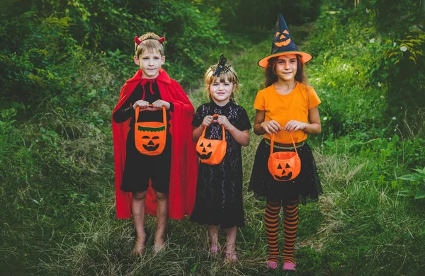 Děti Slaví Halloween Kostýmech Selektivní Soustředění Děti — Stock fotografie