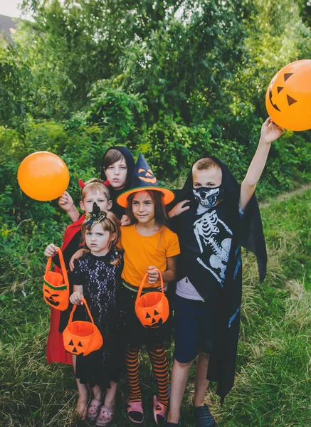 Kinderen Vieren Halloween Gekleed Kostuums Selectieve Focus Kinderen — Stockfoto