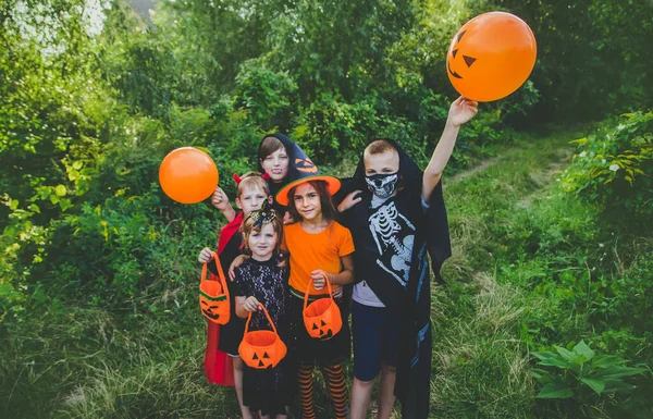 Los Niños Celebran Halloween Disfrazados Enfoque Selectivo Niños — Foto de Stock