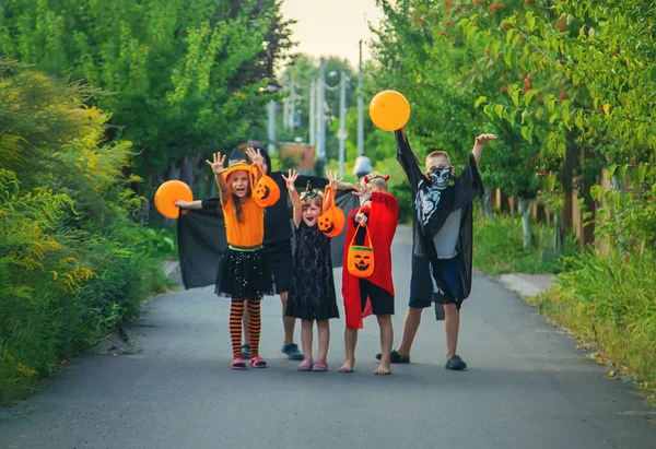 子供たちは衣装に身を包んだハロウィーンを祝います 選択的フォーカス 子供たち — ストック写真