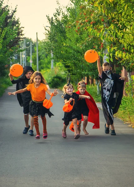 Los Niños Celebran Halloween Disfrazados Enfoque Selectivo Niños —  Fotos de Stock