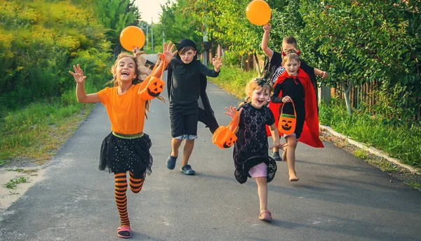 Dzieci Świętują Halloween Ubrane Kostiumy Wybiórcze Skupienie Dzieci — Zdjęcie stockowe