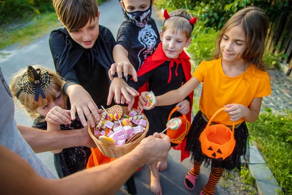 Děti Slaví Halloween Kostýmech Selektivní Soustředění Děti — Stock fotografie