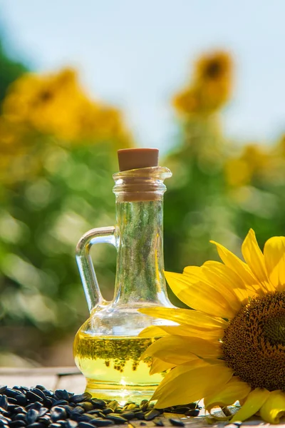 Sonnenblumenöl Einer Flasche Auf Dem Feld Selektiver Fokus Natur — Stockfoto
