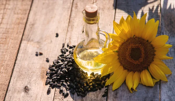 Sonnenblumenöl Einer Flasche Auf Dem Feld Selektiver Fokus Natur — Stockfoto