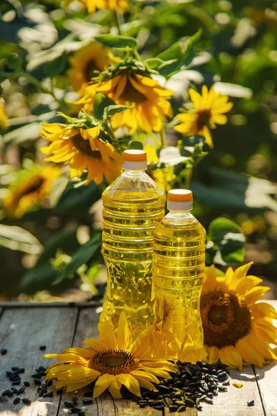 Sonnenblumenöl Einer Flasche Auf Dem Feld Selektiver Fokus Natur — Stockfoto