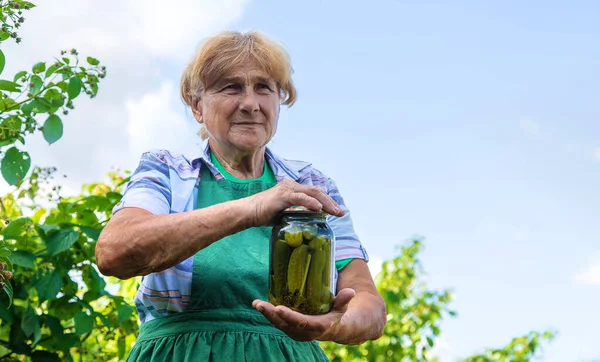 Nagymama Uborkát Konzervez Télre Szelektív Fókusz Élelmiszer — Stock Fotó