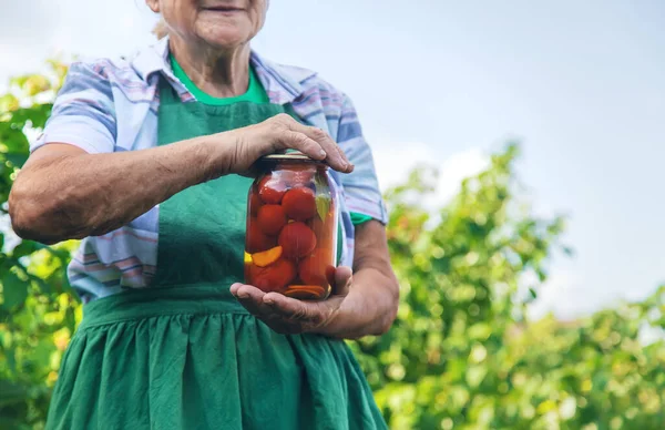 Großmutter Beim Tomateneinkochen Für Den Winter Selektiver Fokus Lebensmittel — Stockfoto