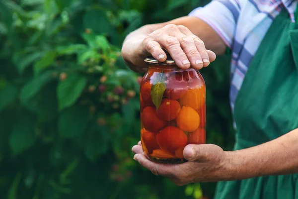 Abuela Enlatando Tomates Para Invierno Enfoque Selectivo Comida — Foto de Stock