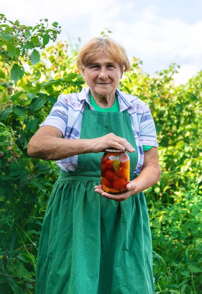 Nagymama Paradicsomkonzervet Készít Télre Szelektív Fókusz Élelmiszer — Stock Fotó