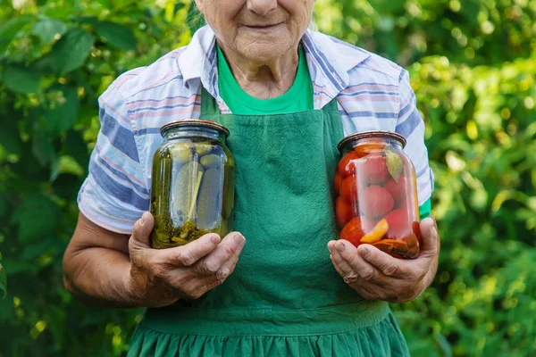 Бабушка Банок Помидоры Огурцы Зиму Выборочный Фокус Еда — стоковое фото