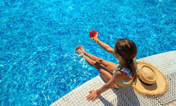 Niño Come Una Sandía Cerca Piscina Enfoque Selectivo Niño — Foto de Stock