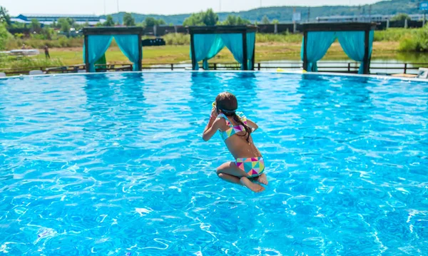 Niño Salta Piscina Enfoque Selectivo Niño — Foto de Stock