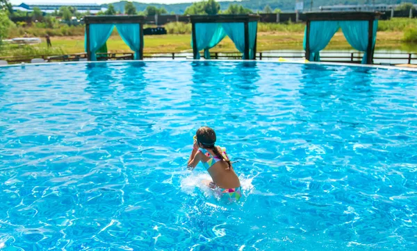 Das Kind Springt Den Pool Selektiver Fokus Kind — Stockfoto