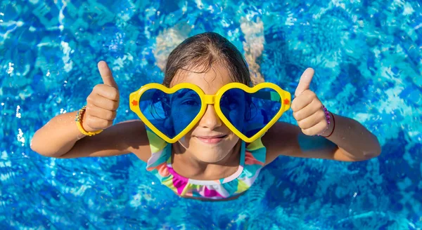 Enfant Dans Piscine Portant Grandes Lunettes Concentration Sélective Enfant — Photo