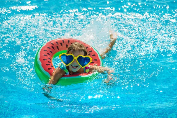 Дитина Басейні Плаває Колу Вибірковий Фокус Хлопчик — стокове фото