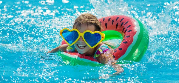 Niño Piscina Nada Círculo Enfoque Selectivo Niño —  Fotos de Stock