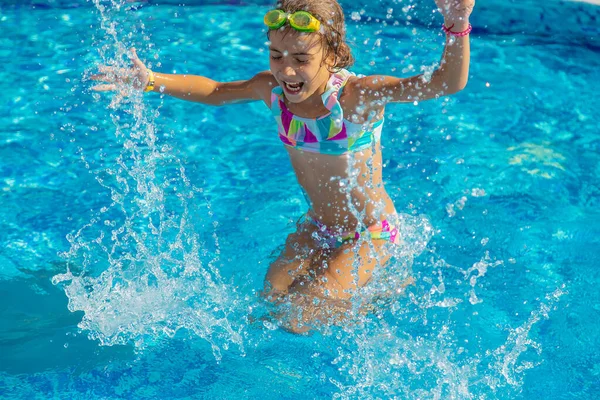 Bambino Piscina Spruzza Acqua Concentrazione Selettiva Ragazzo — Foto Stock