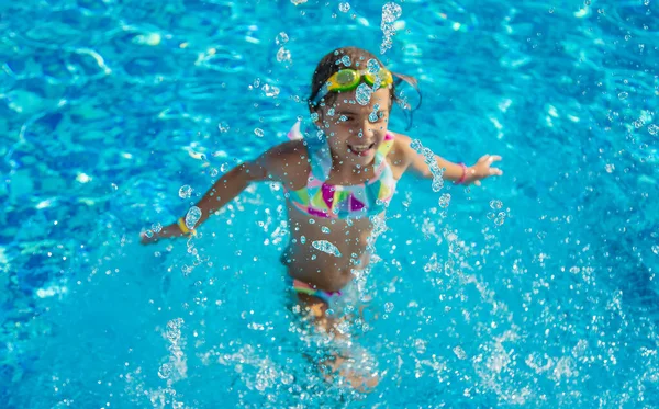 Niño Piscina Salpica Agua Enfoque Selectivo Niño —  Fotos de Stock