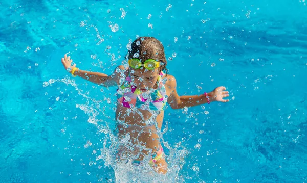 Een Kind Het Zwembad Spat Water Selectieve Focus Jongen — Stockfoto