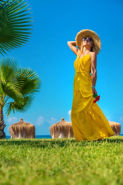 Woman Vacation Sea Selective Focus Travel — Stock Photo, Image