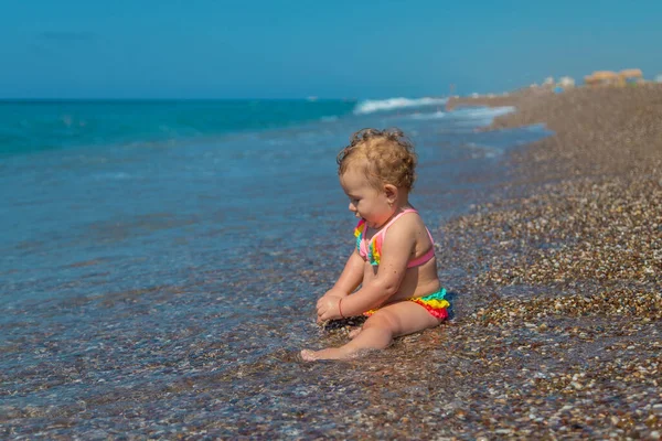 Dziewczynka Nad Morzem Wybiórcze Skupienie Kochanie — Zdjęcie stockowe