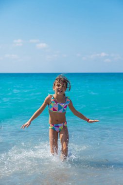 Denizde bir kız çocuğu. Seçici odaklanma. Bebeğim..