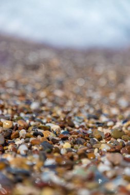 Çakıl taşları denizde güzel çakıl taşlarıdır. Seçici odaklanma. Doğa.