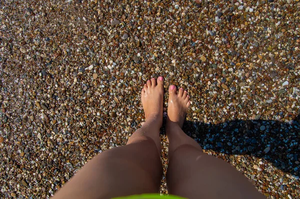妇女的脚在海上 有选择的重点 — 图库照片