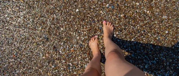 Pebbles Seixos Mulher Pés Mar Foco Seletivo Natureza — Fotografia de Stock